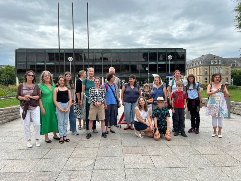Gruppe von Menschen steht vor dem Landtag in Stuttgart