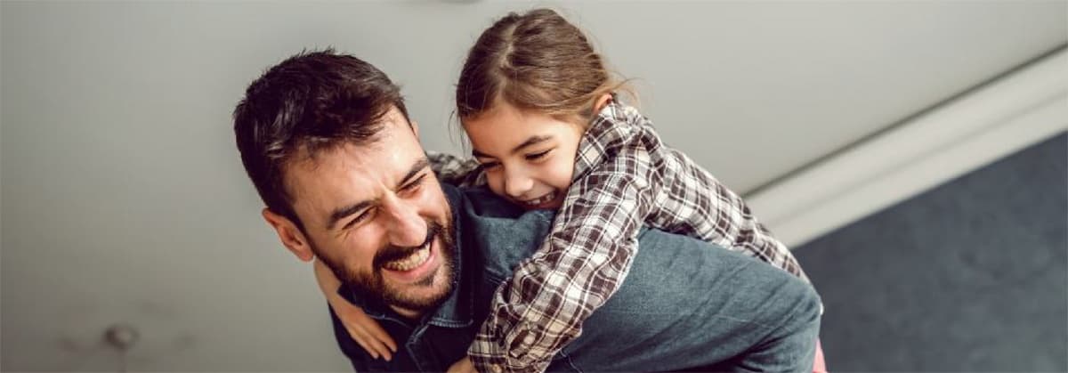 Lachender Vater mit Kind