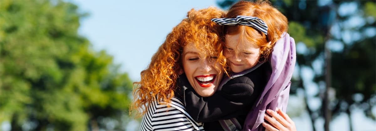 Lachende Mutter mit Kind